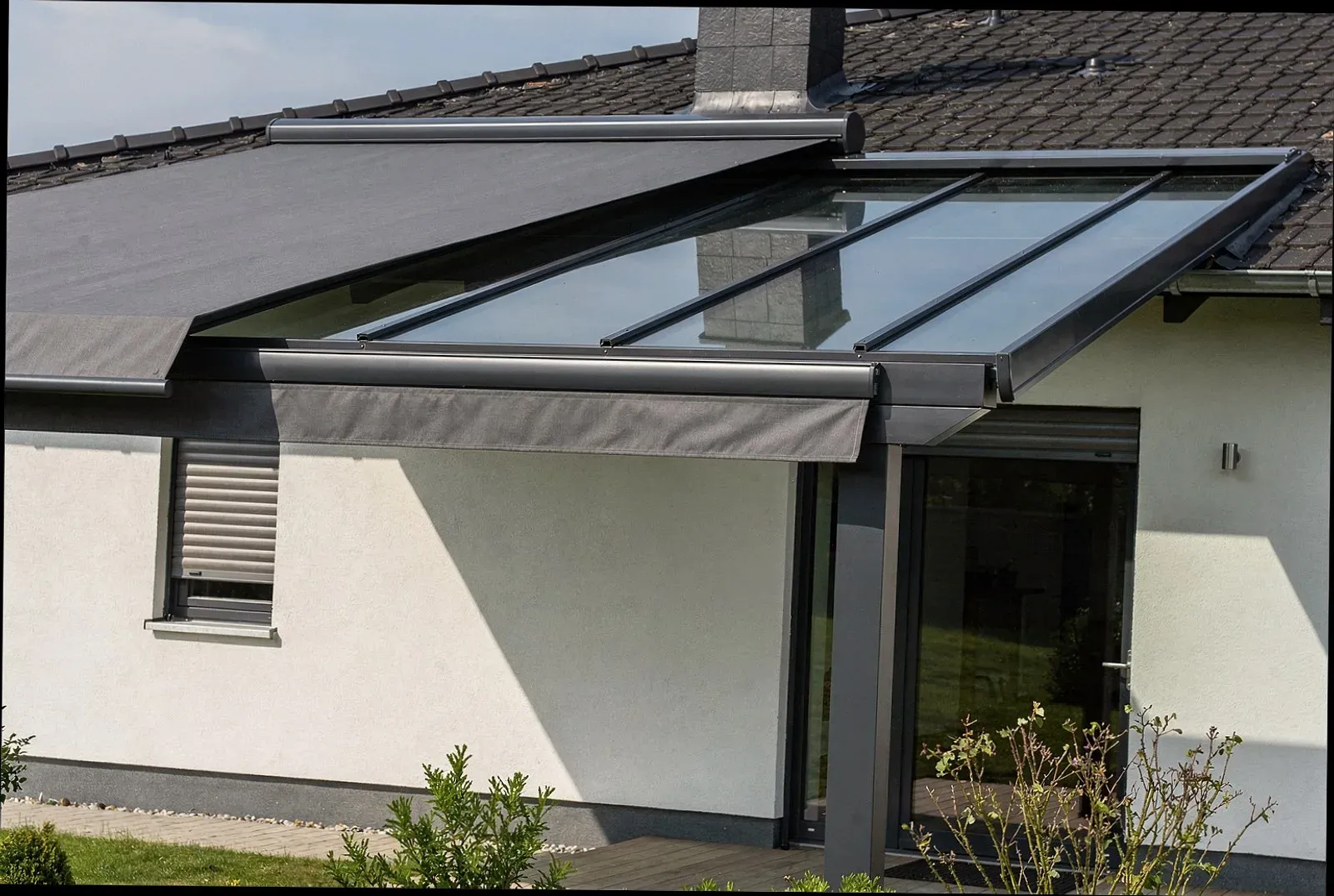 Außenliegende Markise über dem Glasdach eines Wintergartens in Gütersloh